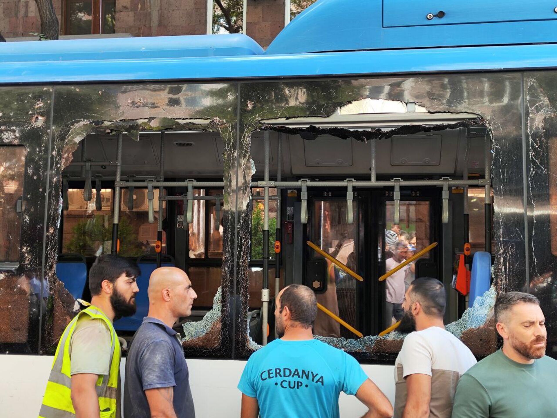 Взрыв автомобиля Toyota на перекрестке Маштоц-Амирян в Ереване - Sputnik Армения, 1920, 02.09.2025