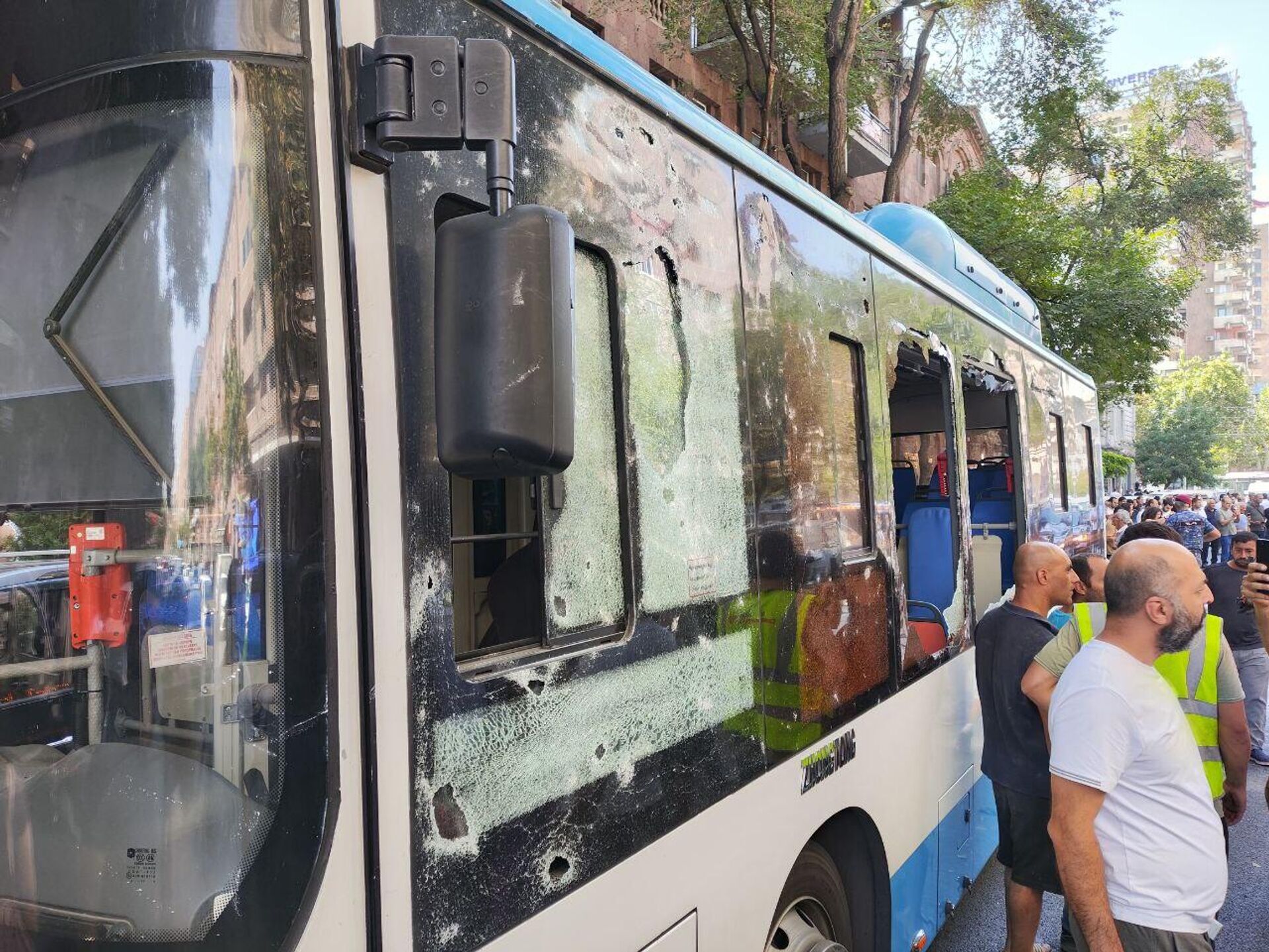 Взрыв автомобиля Toyota на перекрестке Маштоц-Амирян в Ереване - Sputnik Армения, 1920, 02.09.2025