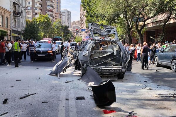 Պայթյունի հետևանքով վնասված ավտոմեքենան - Sputnik Արմենիա