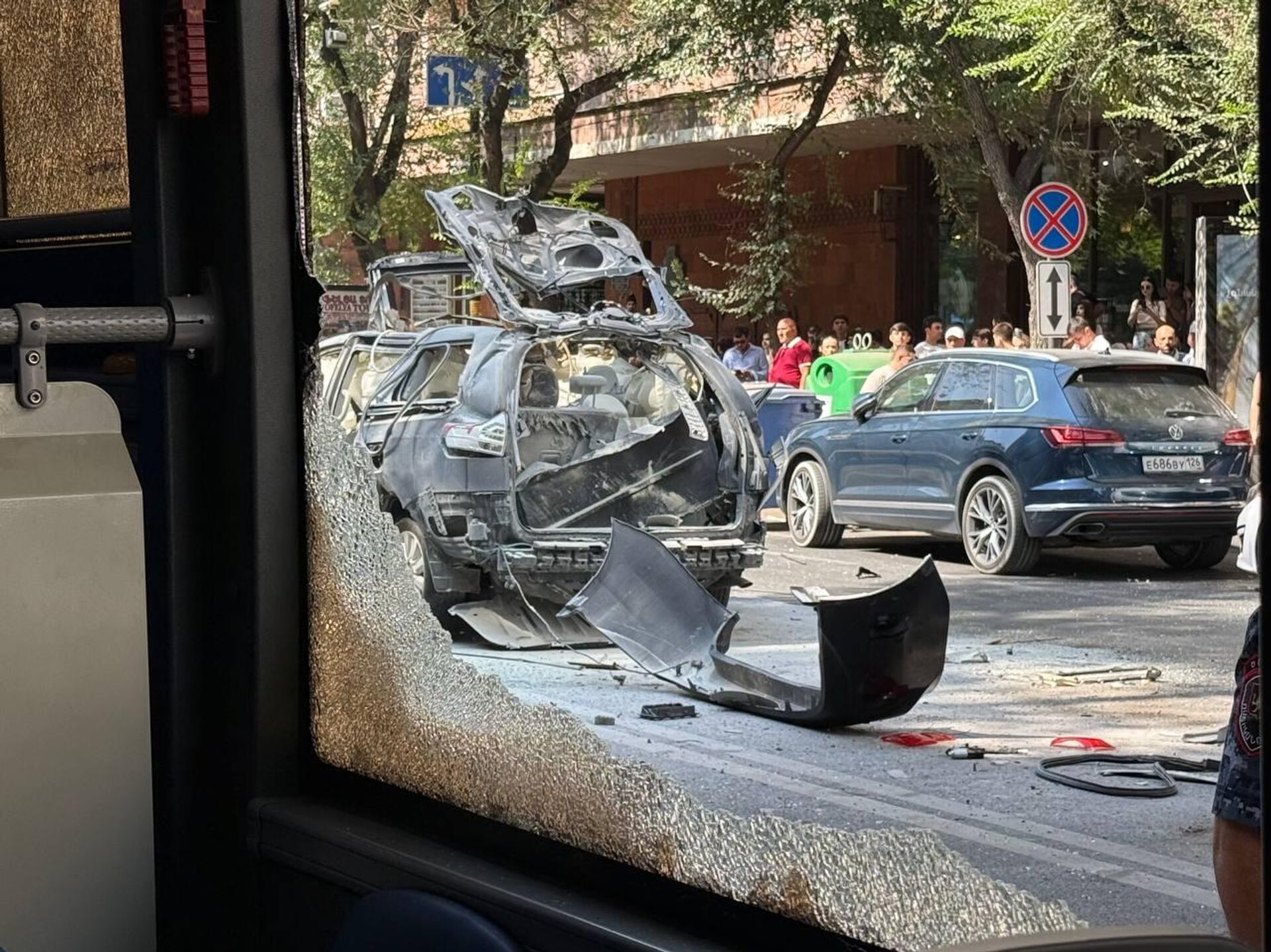 Взрыв автомобиля Toyota на перекрестке Маштоц-Амирян в Ереване - Sputnik Արմենիա, 1920, 02.09.2025