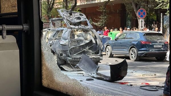 Взрыв автомобиля Toyota на перекрестке Маштоц-Амирян в Ереване - Sputnik Армения