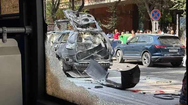 Взрыв автомобиля Toyota на перекрестке Маштоц-Амирян в Ереване - Sputnik Армения