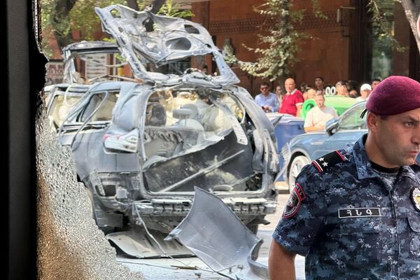 Պայթյունի հետևանքով վնասված ավտոմեքենան - Sputnik Արմենիա