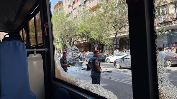 Взрыв автомобиля Toyota на перекрестке Маштоц-Амирян в Ереване - Sputnik Армения