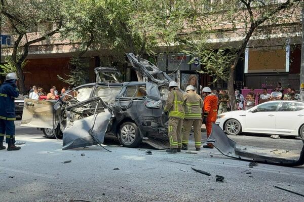 Պայթյունի հետևանքով վնասված ավտոմեքենան - Sputnik Արմենիա