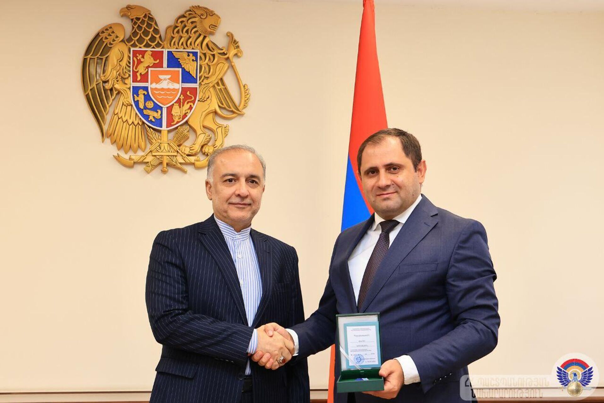 Министр обороны Сурен Папикян принял чрезвычайного и полномочного посла Исламской Республики Иран Мехди Собхани в связи с завершением его дипломатической миссии в РА (2 сентября 2025). Ереваa - Sputnik Արմենիա, 1920, 02.09.2025