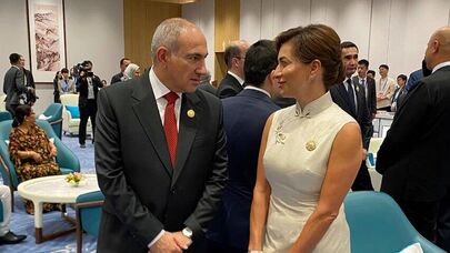 Премьер-министр Никол Пашинян с Анной Акопян на полях саммита Шанхайской организации сотрудничества (ШОС) в Тяньцзине (31 августа 2025). Китай