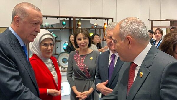 Премьер-министр Никол Пашинян с Анной Акопян и президент Турции Реджеп-Тайип Эрдоган с женой на полях саммита Шанхайской организации сотрудничества (ШОС) в Тяньцзине (31 августа 2025). Китай - Sputnik Армения