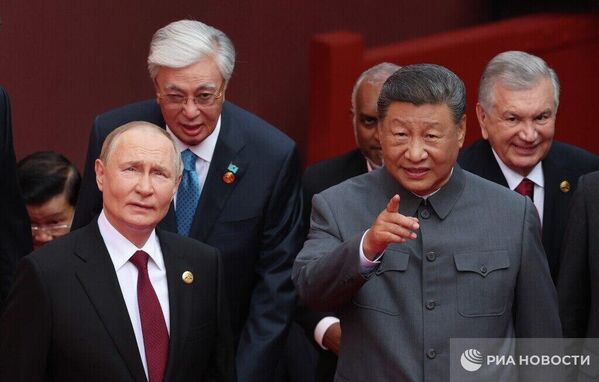 ՌԴ նախագահ Վլադիմիր Պուտինը և Չինաստանի նախագահ Սի Ծինփինը ռազմական շքերթի ժամանակ - Sputnik Արմենիա