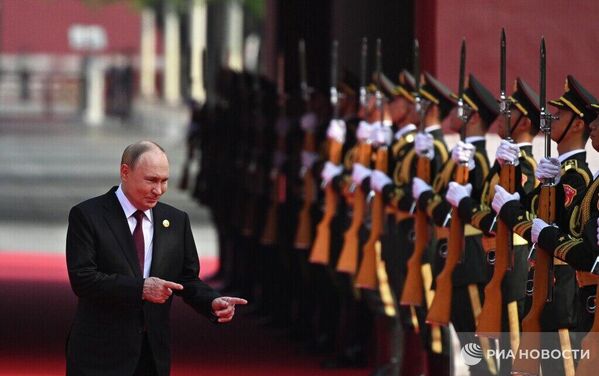 Ռուսաստանի նախագահ Վլադիմիր Պուտինը ռազմական շքերթի ժամանակ անցնում է պատվո պահակախմբի կողքով - Sputnik Արմենիա