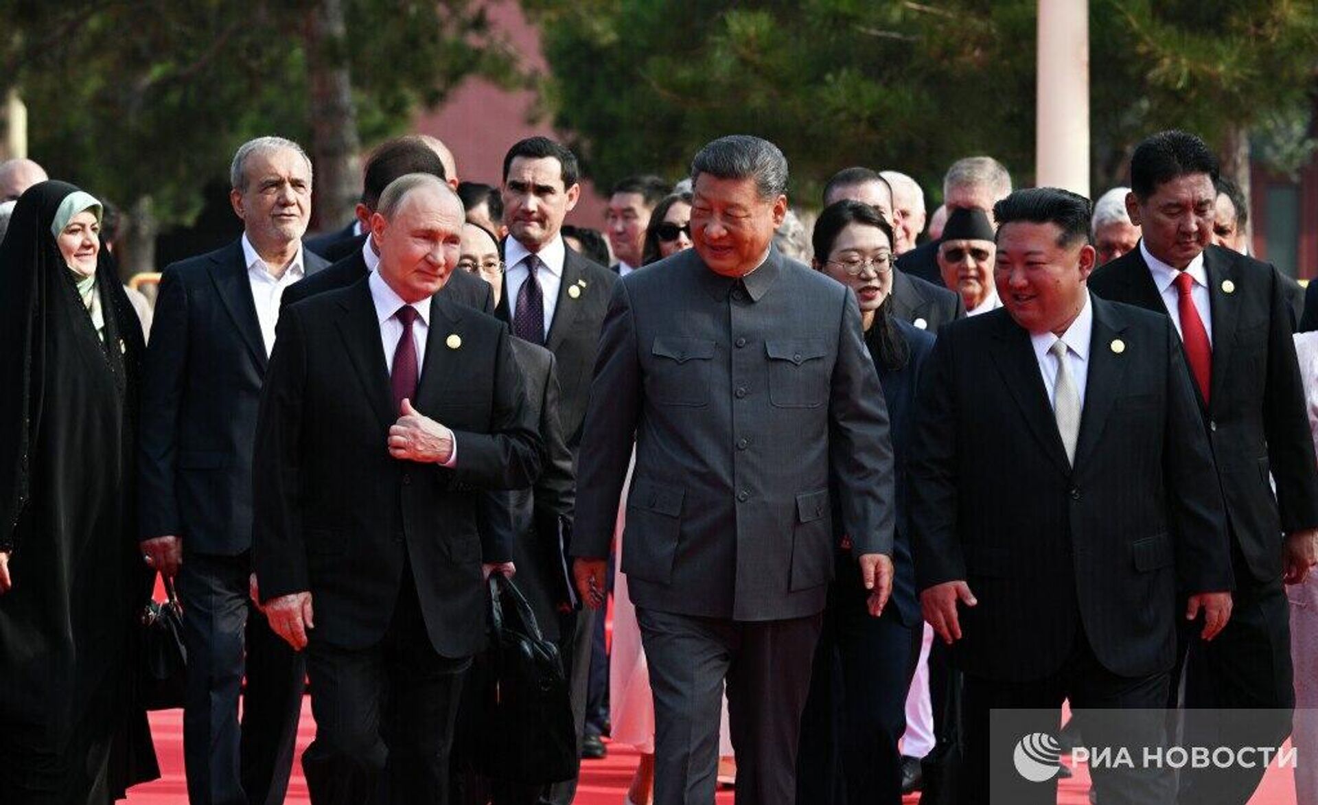 Президент Ирана Масуд Пезешкиан, президент РФ Владимир Путин, председатель Китайской Народной Республики (КНР) Си Цзиньпин и лидер КНДР Ким Чен Ын на военном параде (3 сентября 2025). Пекин - Sputnik Армения, 1920, 03.09.2025