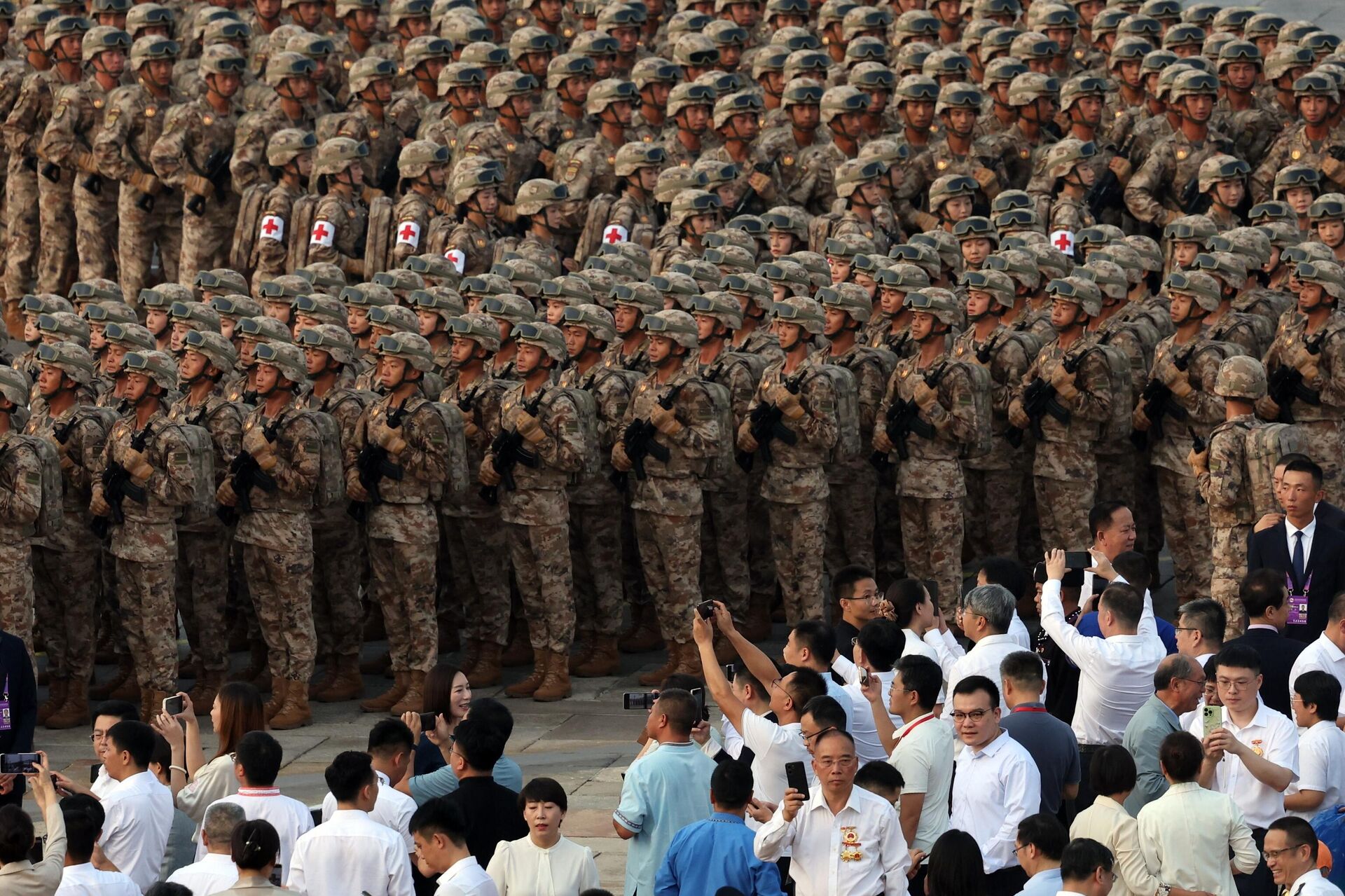 Военнослужащие народно-освободительной армии Китая во время подготовки к военному параду на площади Тяньаньмэнь в Пеккине в честь 80-й годовщины Победы китайского народа в войне сопротивления Японии и окончания Второй мировой войны (3 сентября 2025). Пекин - Sputnik Արմենիա, 1920, 03.09.2025