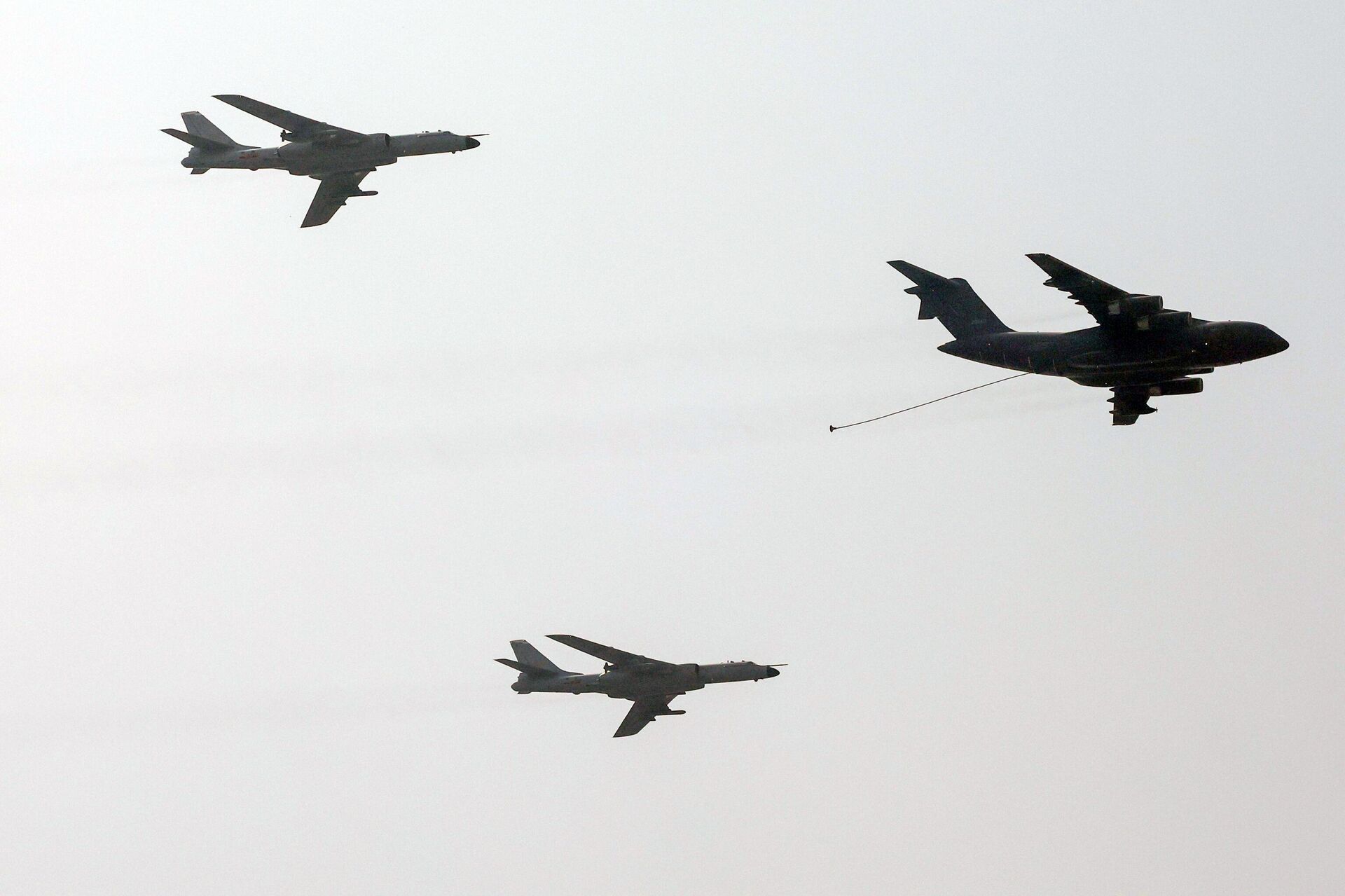 Воздушная часть военного парада на площади Тяньаньмэнь в Пеккине в честь 80-й годовщины Победы китайского народа в войне сопротивления Японии и окончания Второй мировой войны (3 сентября 2025). Пекин - Sputnik Արմենիա, 1920, 03.09.2025