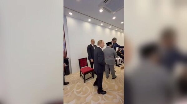 Алиев и Путин поприветствовали друг друга рукопожатием на полях парада - Sputnik Армения