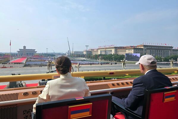 ՀՀ վարչապետ Նիկոլ Փաշինյանը տիկնոջ&#x60; Աննա Հակոբյանի հետ ռամզկան շքերթի ժամանակ  - Sputnik Արմենիա