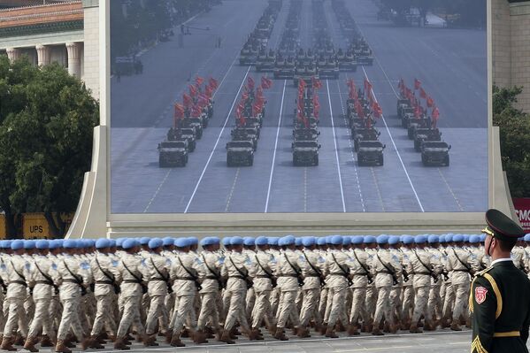 Շքերթին ընդհանուր առմամբ մասնակցեցին 45 զորամիավորումներ, այդ թվում առաջին անգամ կիբեռտիրույթի պաշտպանության զորքերը - Sputnik Արմենիա