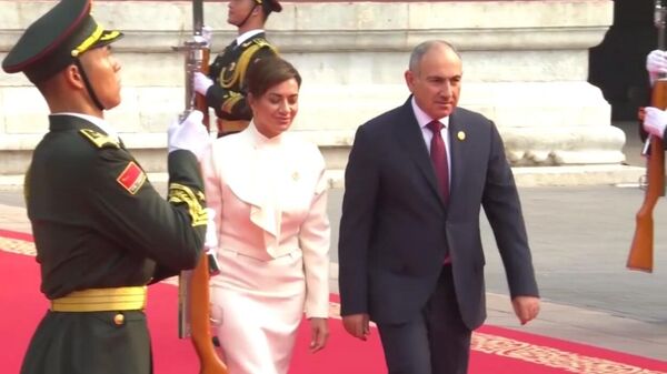 Վարչապետ Նիկոլ Փաշինյանը տիկնոջ՝ Աննա Հակոբյանի հետ, Պեկինում մասնակցել է Երկրորդ համաշխարհային պատերազմի ավարտի 80-ամյակին նվիրված հանդիսավոր շքերթին։ - Sputnik Արմենիա