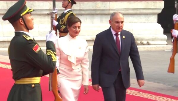 ՀՀ վարչապետ Նիկոլ Փաշինյանը տիկնոջ&#x60; Աննա Հակոբյանի հետ Չինաստանի ռազմական շքերթին - Sputnik Արմենիա