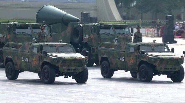  Колонна ракет с ядерными боеголовками на параде в Китае (3 сентября 2025). Пекин - Sputnik Армения