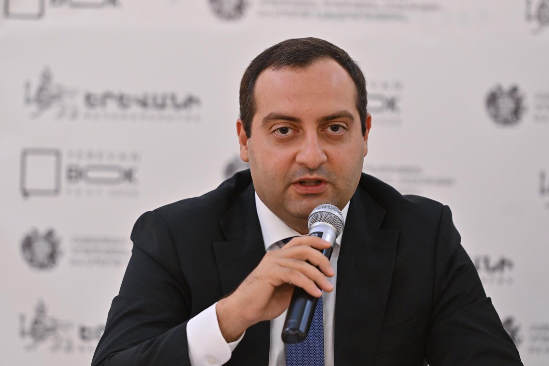 Заместитель мэра Еревана Левон Ованнисян на пресс-конференции, посвященной 8-му Ереванскому международному книжному фестивалю (3 сентября 2025). Еревaн - Sputnik Արմենիա, 1920, 03.09.2025