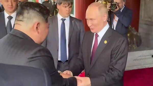 Разговор Путина с Ким Чен Ыном тет-а-тет продлился около часа. После этого российский президент проводил лидера КНДР до кортежа. - Sputnik Армения