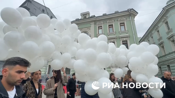 Память жертв теракта в Беслане почтили в Москве, по традиции в небо запустили 334 белых шара - Sputnik Արմենիա