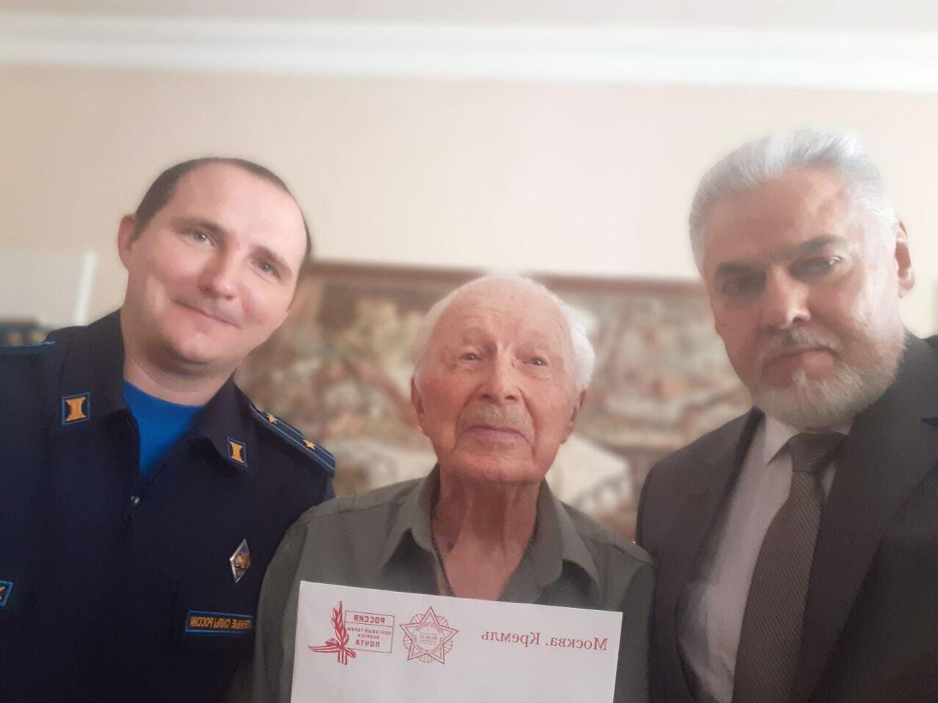 Передача персонального поздравления от Президента РФ В.В.Путина заслуженному ветерану Великой Отечественной войны Владимиру Романовичу Рапацкому - Sputnik Արմենիա, 1920, 03.09.2025