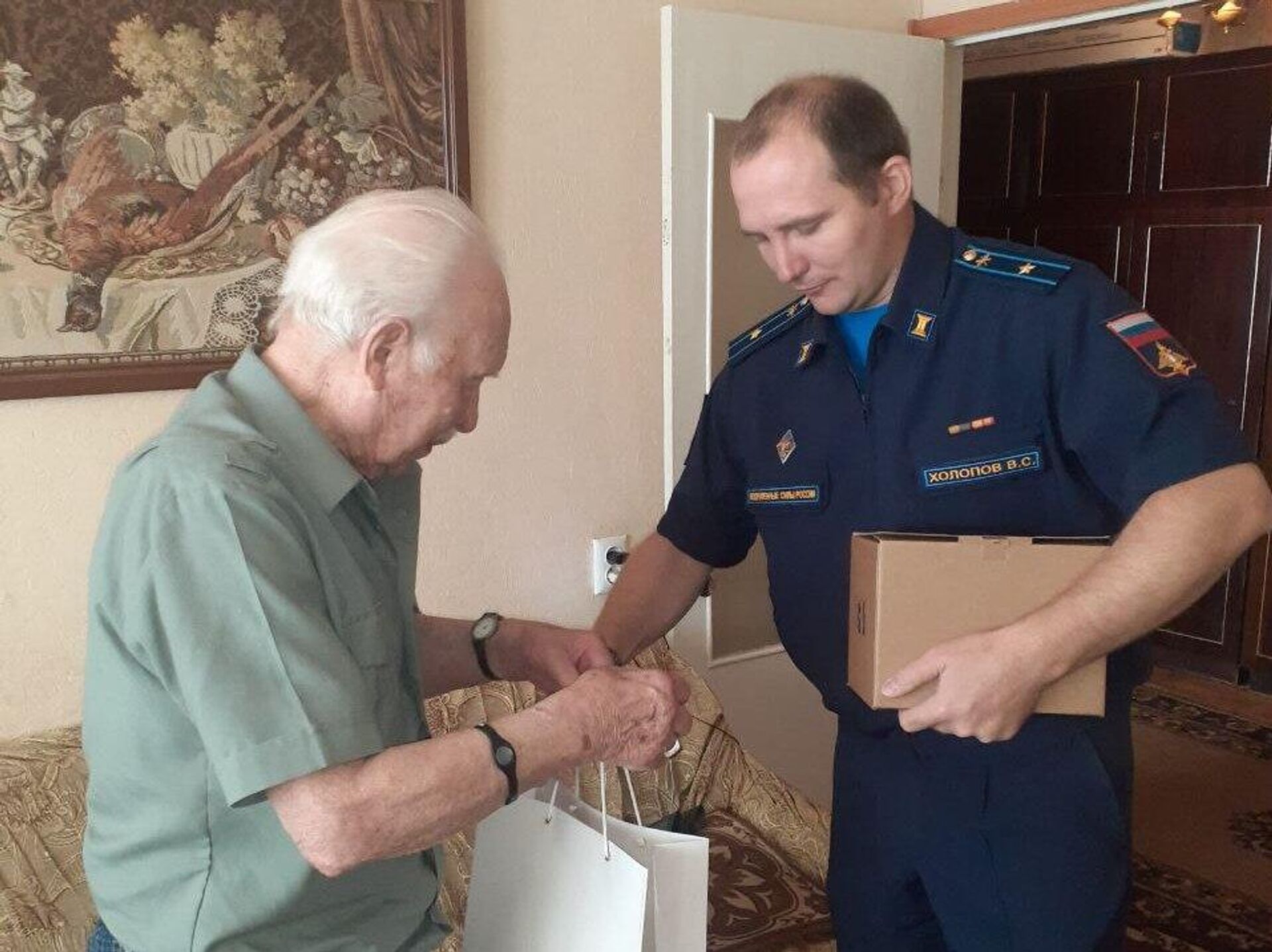 Передача персонального поздравления от Президента РФ В.В.Путина заслуженному ветерану Великой Отечественной войны Владимиру Романовичу Рапацкому - Sputnik Արմենիա, 1920, 03.09.2025