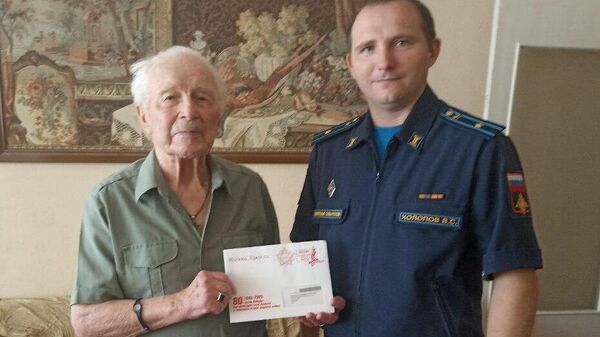 Գյումրիում Ռուսաստանի գլխավոր հյուպատոսության հյուպատոս-խորհրդական Յուրի Կովալկոն  Հայրենական մեծ պատերազմի վանաձորցի վետերան Վլադիմիր Ռոմանովիչ Ռապացկուն է հանձնել Վլադիմիր Պուտինի շնորհավորանքը - Sputnik Արմենիա