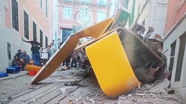 Последствия схода с рельсов фуникулера Глория, работающего с XIX века (4 сентября 2025). Лиссабон - Sputnik Армения