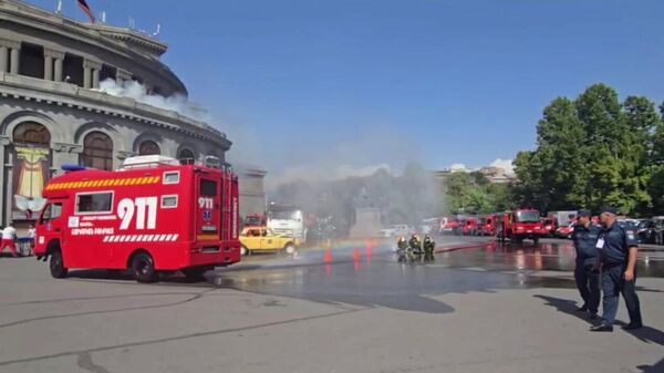 Показательные учения Спасательной службы МВД на площади Свободы - Sputnik Армения