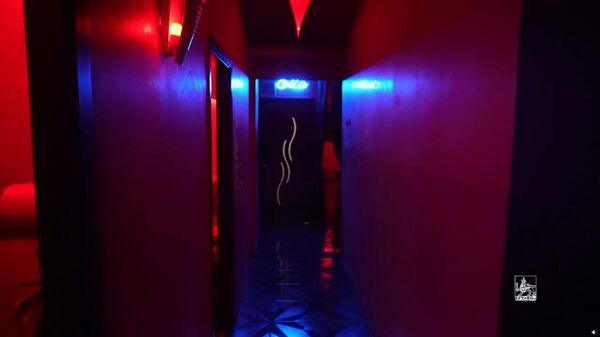 Сотрудники Службы охраны общественного порядка мэрии Еревана провели ночные проверки режимных объектов в Ереване, в частности, стриптиз-клубов (4 сентября 2025). Еревaн - Sputnik Армения