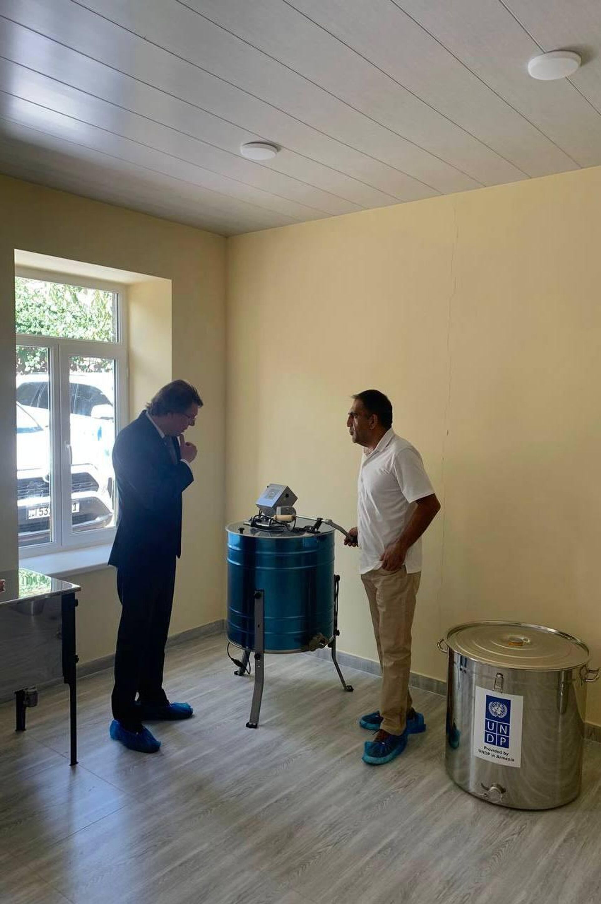 Сотрудники передовой группы МИД России по открытию Генконсульства в Капане вместе с руководителем программы ПРООН Устойчивые сообщества А.А.Валесяном и координатором ПРООН в Сюникской области К.А.Акопяном ознакомились с реализацией ряда проектов, осуществляемых ПРООН в регионе за счет российского финансирования (4 сентября 2025). Сюник - Sputnik Արմենիա, 1920, 04.09.2025