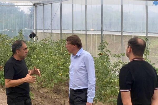 Կապանում գլխավոր հյուպատոսություն բացելու համար ՀՀ–ում գտնվող ՌԴ ԱԳՆ առաջատար խմբի աշխատակիցները ՄԱԶԾ-ի «Կայուն համայնքներ» ծրագրի ղեկավար Արման Վալեսյանի և Սյունիքի մարզում ՄԱԶԾ-ի համակարգողի հետ ծանոթացել են նախագծերին և դրանց իրագործմանը - Sputnik Արմենիա