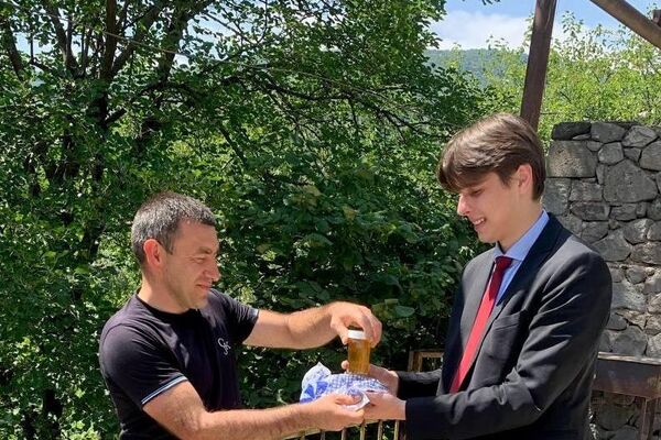 Կապանում գլխավոր հյուպատոսություն բացելու համար ՀՀ–ում գտնվող ՌԴ ԱԳՆ առաջատար խմբի աշխատակիցները ՄԱԶԾ-ի «Կայուն համայնքներ» ծրագրի ղեկավար Արման Վալեսյանի և Սյունիքի մարզում ՄԱԶԾ-ի համակարգողի հետ ծանոթացել են նախագծերին և դրանց իրագործմանը - Sputnik Արմենիա