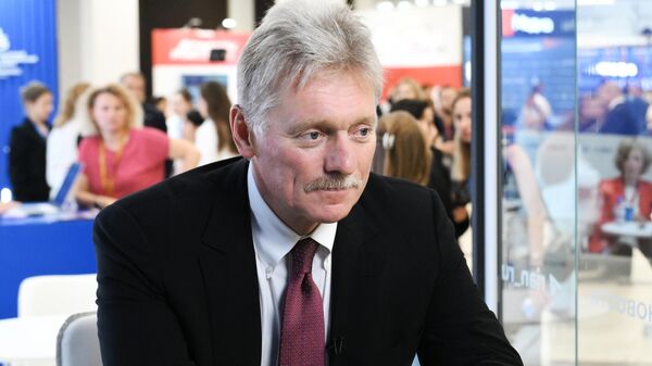 Пресс-секретарь президента РФ Дмитрий Песков на стенде РИА Новости (5 сентября 2025). Владивосток - Sputnik Армения