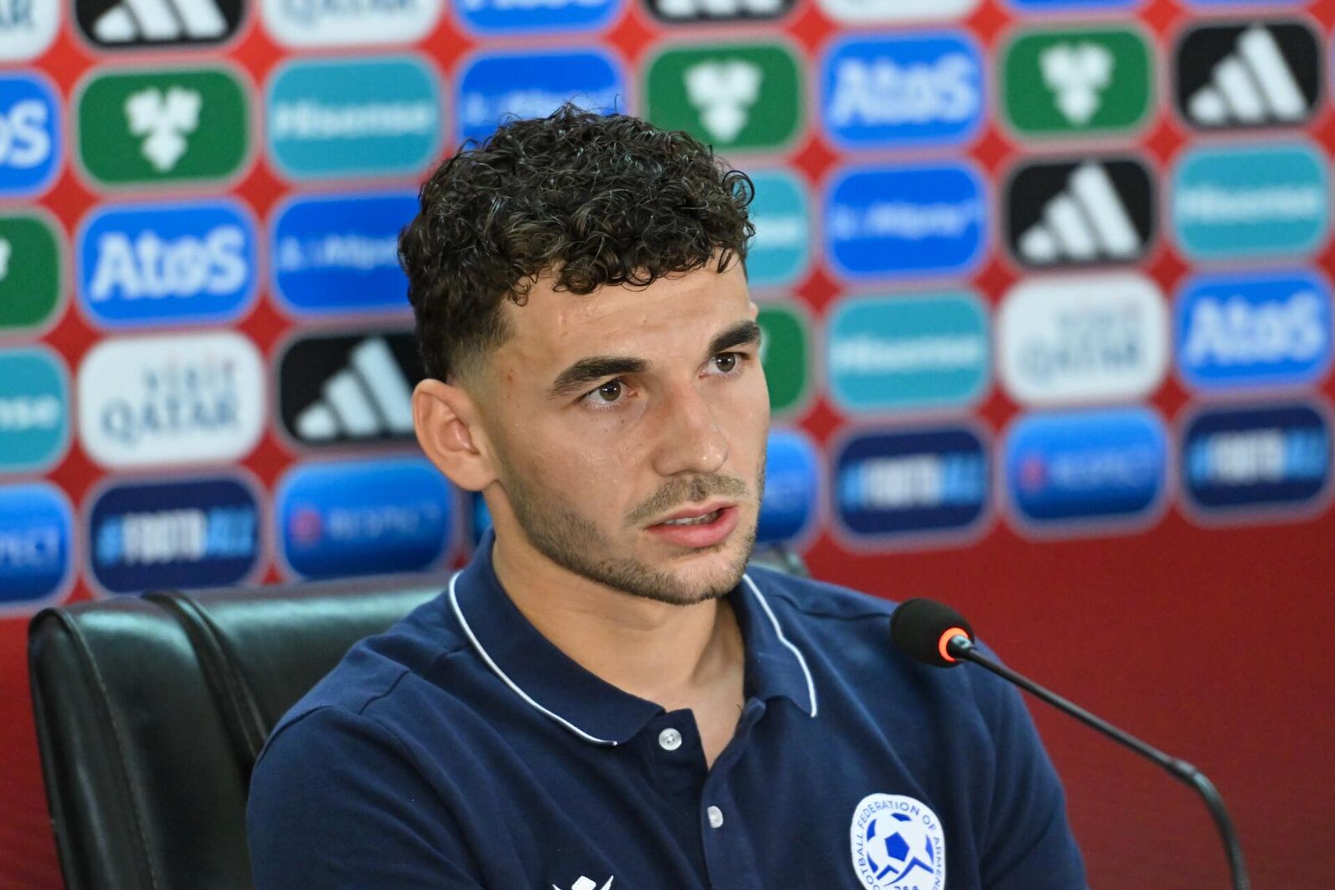 Полузащитник Эдуард Сперцян во время предматчевой пресс-конференции (5 сентября 2025). Еревaн - Sputnik Արմենիա, 1920, 05.09.2025