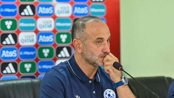 Հայաստանի հավաքականի գլխավոր մարզիչ Եղիշե Մելիքյանը - Sputnik Արմենիա