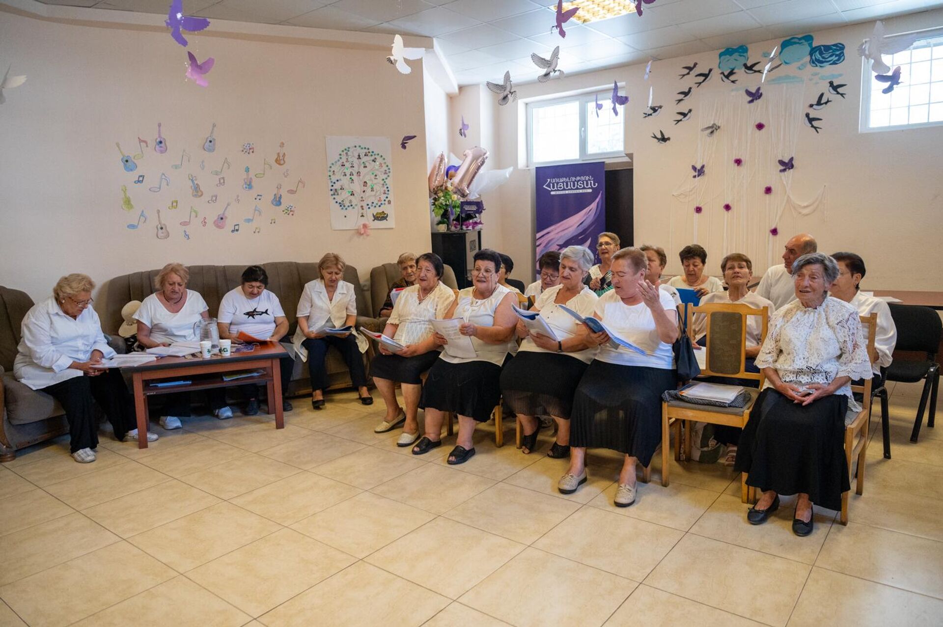 Члены группы для пожилых людей Гохарнер в Центре дневной опеки Шенгавит организации Миссия Армения - Sputnik Արմենիա, 1920, 05.09.2025