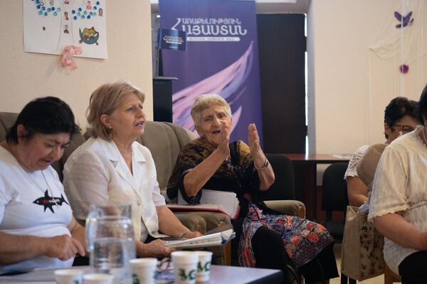 Члены группы для пожилых людей Гохарнер в Центре дневной опеки Шенгавит организации Миссия Армения - Sputnik Армения