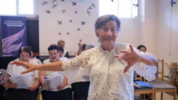 Члены группы для пожилых людей Гохарнер в Центре дневной опеки Шенгавит организации Миссия Армения - Sputnik Армения