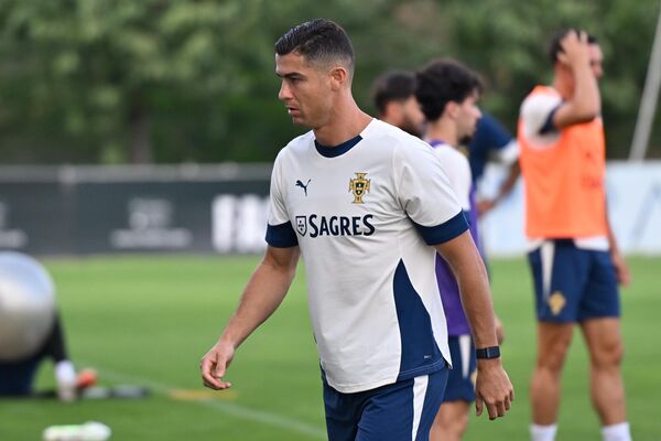 Криштиану Роналду во время предматчевой тренировки сборной Португалии (5 сентября 2025). Еревaн - Sputnik Армения