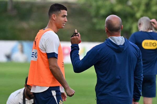 Криштиану Роналду и тренер сборной Роберто Мартинес во время предматчевой тренировки сборной Португалии (5 сентября 2025). Еревaн - Sputnik Армения