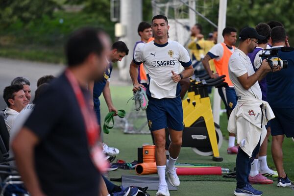 Криштиану Роналду во время предматчевой тренировки сборной Португалии (5 сентября 2025). Еревaн - Sputnik Армения