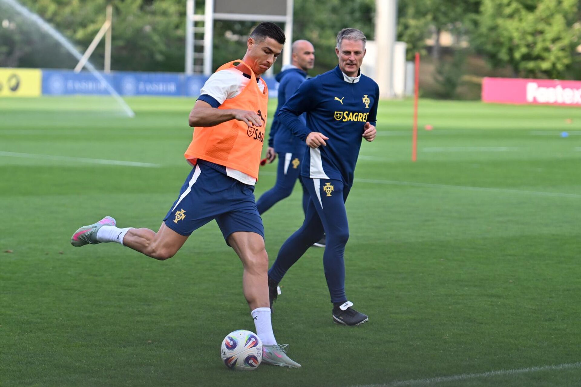 Криштиану Роналду во время предматчевой тренировки сборной Португалии (5 сентября 2025). Еревaн - Sputnik Армения, 1920, 05.09.2025