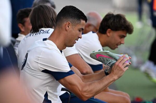 Криштиану Роналду во время предматчевой тренировки сборной Португалии (5 сентября 2025). Еревaн - Sputnik Армения