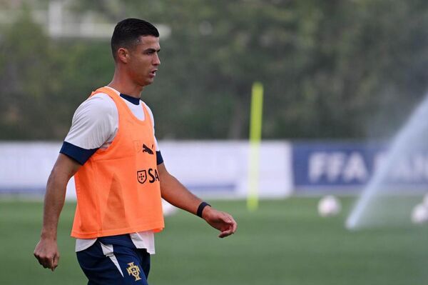 Криштиану Роналду во время предматчевой тренировки сборной Португалии (5 сентября 2025). Еревaн - Sputnik Армения