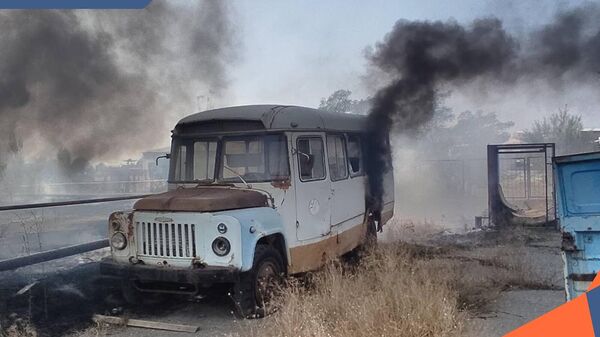 На Аштаракском шоссе горит трава и автомобили - Sputnik Արմենիա