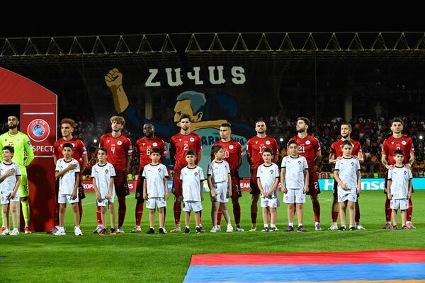 Сборная Армении перед началом квалификационного матча ЧМ-2026 со сборной Португалии (6 сентября 2025). Еревaн - Sputnik Армения