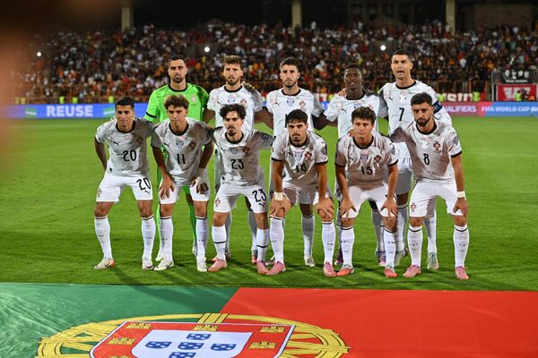 Сборная Португалии перед началом квалификационного матча ЧМ-2026 со сборной Армении (6 сентября 2025). Еревaн - Sputnik Армения